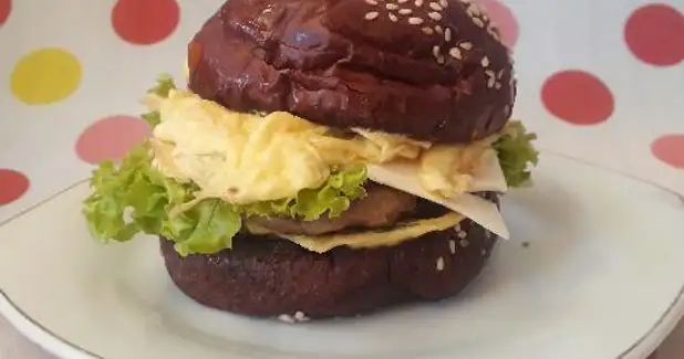 Rainbow Burger Kak Hikmah, Kebomas