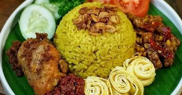 Nasi Kuning Kulit Ayam dan Usus Warung Rumahan Jaya, Gunung Mas