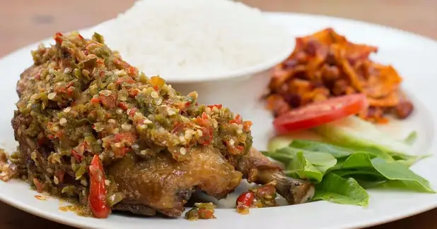 Ayam Pelangi & Pindang Patin Yurika, Dr Soetomo