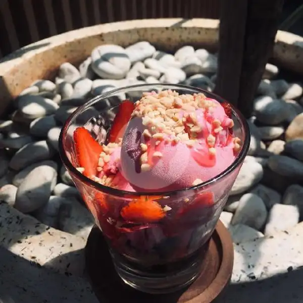 Pinkberry Sundae | Jardin Cafe, Cimanuk