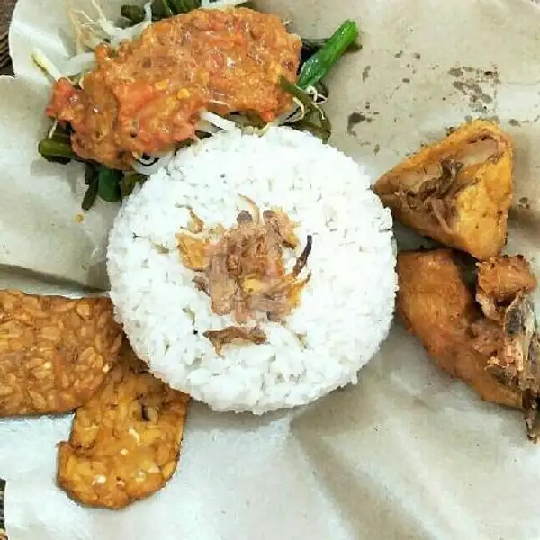 Nasi Ayam Goreng + Tahu Tempe Goreng + Pecel | RM Brekecek Patak Jahan Mba Winda, Cilacap Selatan