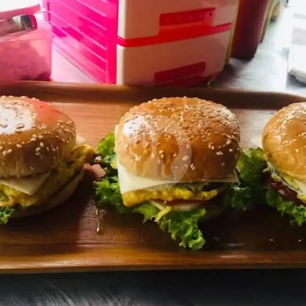 Burger Beef Keju Telur Reguler | Moris Kitchen, Mayjend Panjaitan
