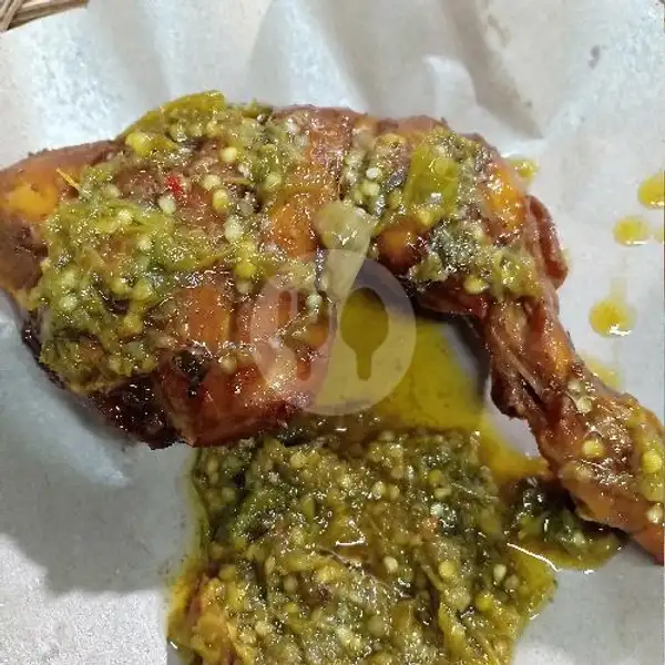 Ayam Goreng + Nasi + Lalap. | Rumah Makan Minang Dadakan, Karawang Barat