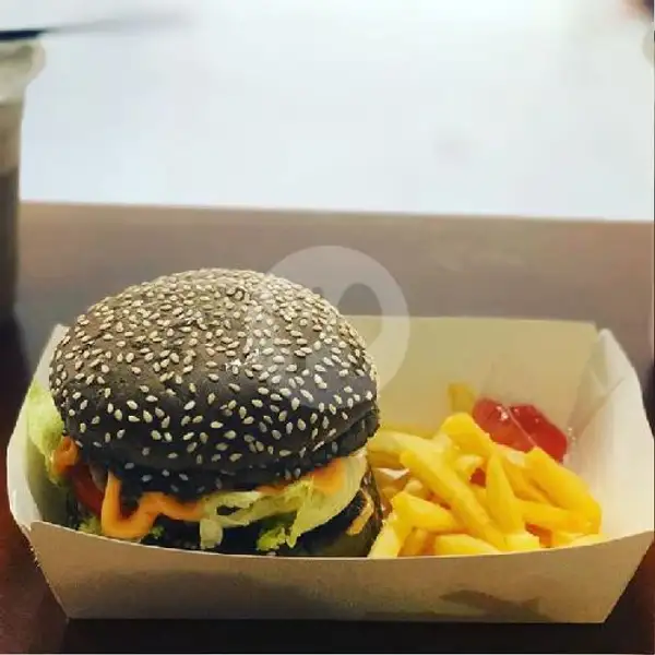 Black Burger bakar+fried fries | Dapur Ayam & Roti Bakar Evelyn, Sawangan