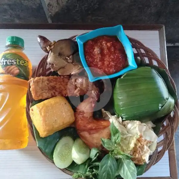 Nasi Ayam Goreng Komplit + Ati Ampel + Fres Tea | Warung Nasi Joss, Babakansari