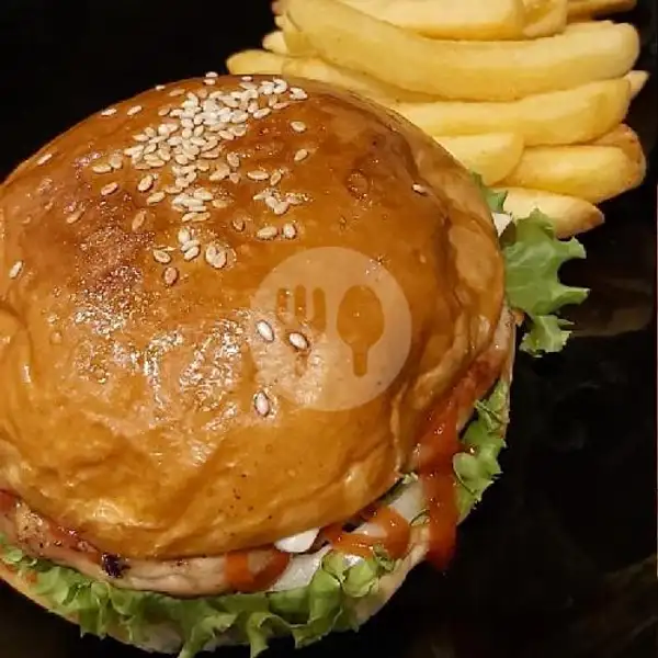 Chicken Burger | Swiss-Belinn Panakukkang Makassar, La Pizza