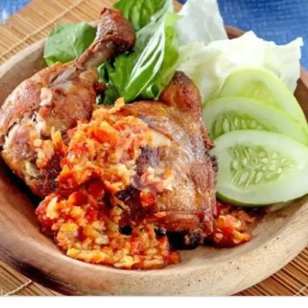 Penyetan Ayam Jombo tahu Tempe Terong +Lalapan | Warung Irfana Jaya, Benowo