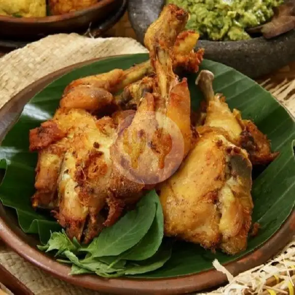 Ayam Kampung Goreng | Wr. Delia Putri, Kuliner Baiman Fly Over