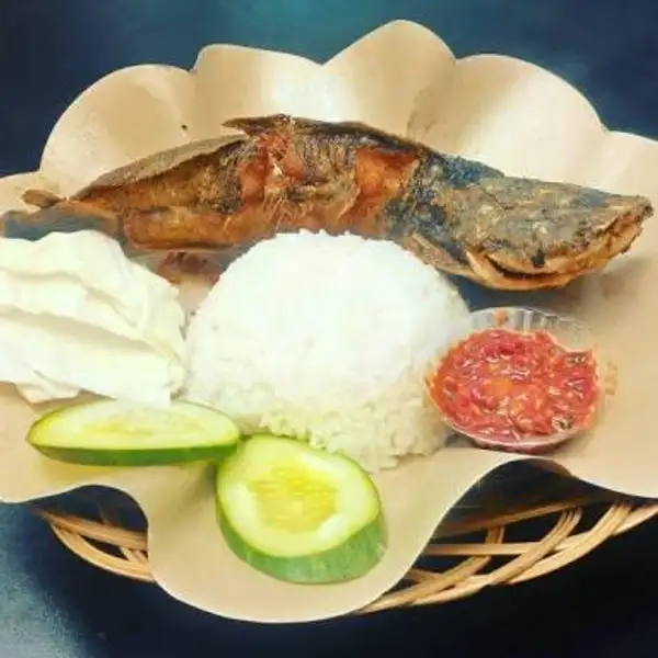 Lele Goreng + Nasi + Es Teh | Lalapan Seafood Ayam dan Ikan Bakar Selera Kita, WR. Supratman