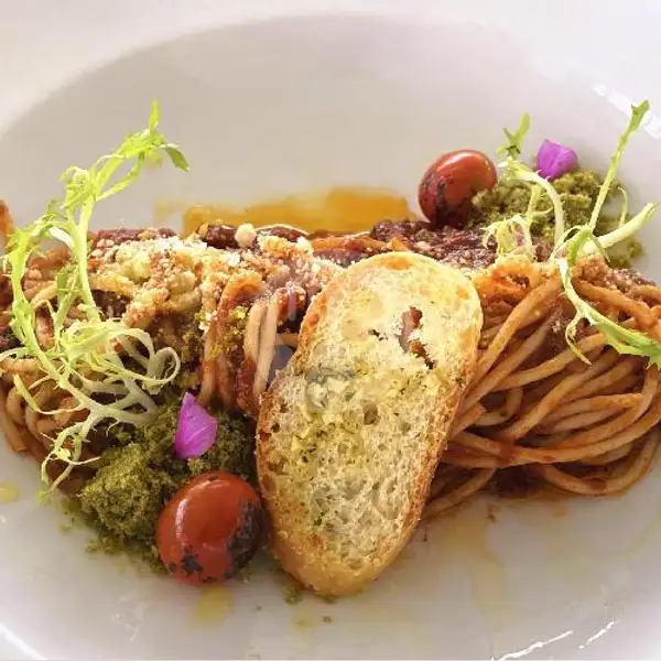 Spaghetti Bolognaise + Garlic Bread | The Dining Room by Art Deco Hotel