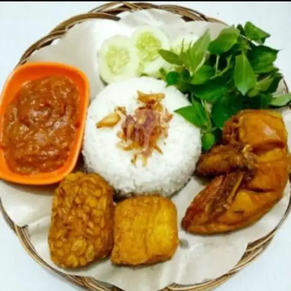 Ayam lalapan +  sambal , free esteh | warung pojok mogan