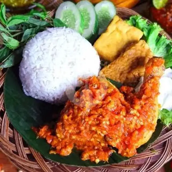 Nasi Sambelan Ayam + Le Mineral | Penyetan Mbak Sus Warung Lesehan, Wonocolo