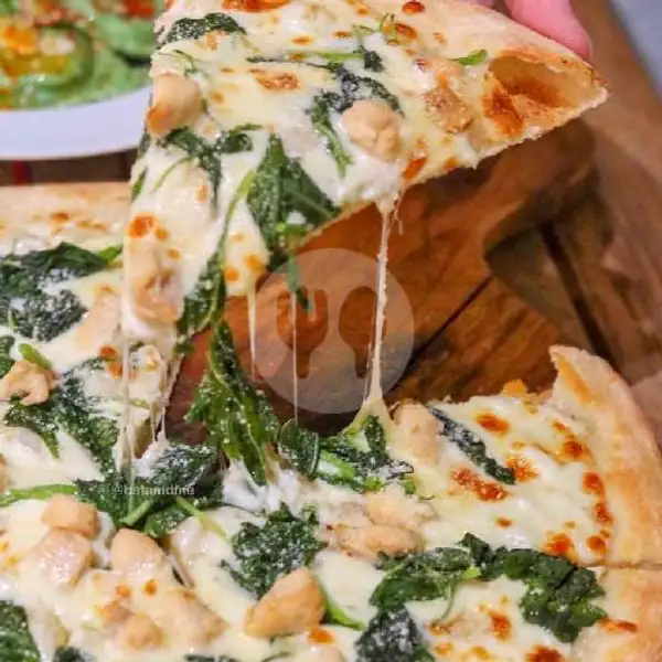 Pizza Alfredo Di Pollo E Spinaci Medium | Piccola Stella Batam, Dermaga Sukajadi