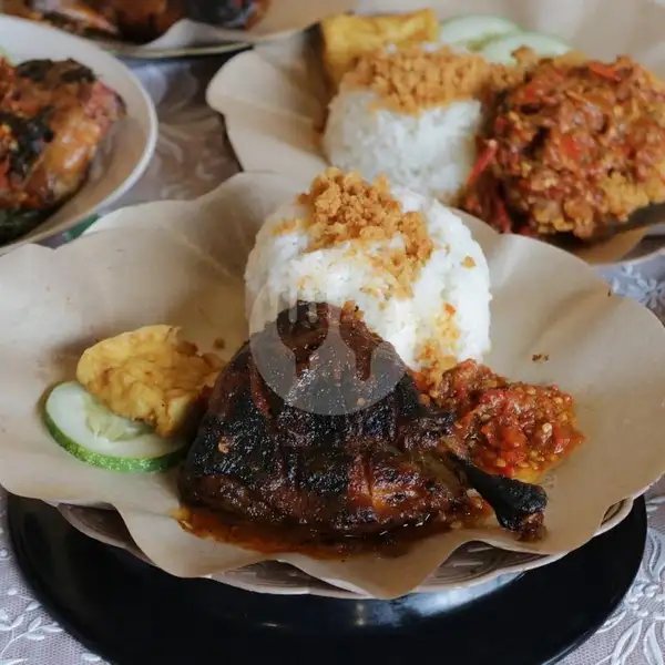 Bebek Bakar Jumbo + Nasi | Ayam Goreng Nelongso, Dukuh Kupang