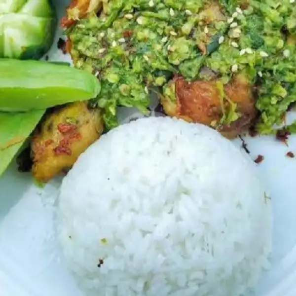 Nasi Ayam Goreng Jumbo Sambal Ijo | Lalapan Ayam Taliwang Hj.Riyati