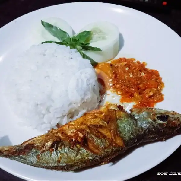 Nasi + Ikan Goreng + Sambal Mantul | Warung Si Manis, Rogojampi