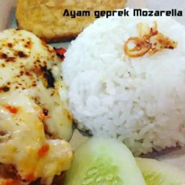 Paket Ayam Geprek Mozarella Level + Es Teh / Air Mineral | PLAT-G Cafe, Pekalongan