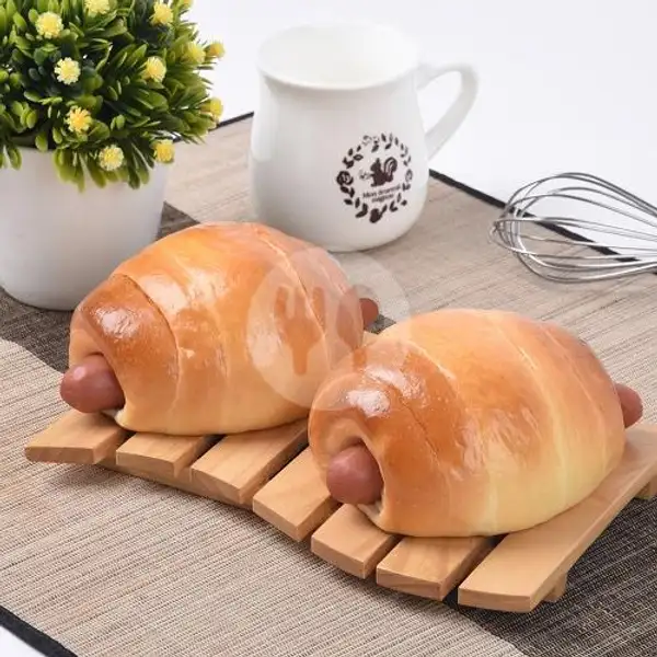 Roti Sosis Sapi | Holland Bakery Polisi Istimewa