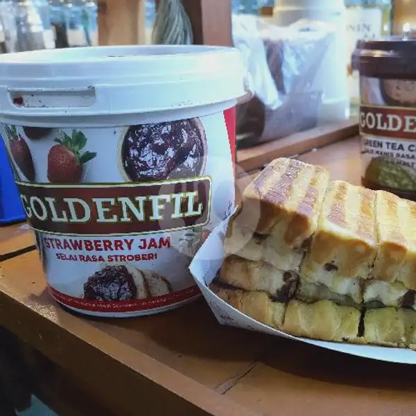Roti Bakar Strawberry Jam Goldenfill | Kopi Lima Desember, Bojong Gede