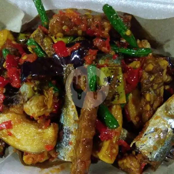 Ikan Asin Campur Cabe Merah Pakai Nasi | Ayam Balado Nan Biaso, TPI