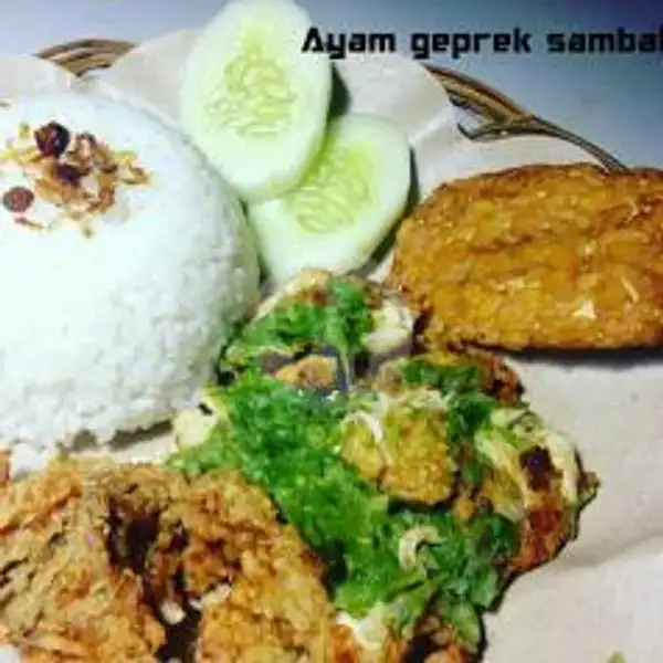 Paket Ayam Geprek Sambal Ijo Level + Es Teh | PLAT-G Cafe, Pekalongan