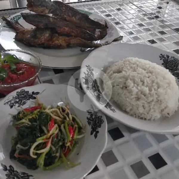 Ikan Lele Bakar + Nasi | Warung Soto Mbak Nur, P Tirtayasa