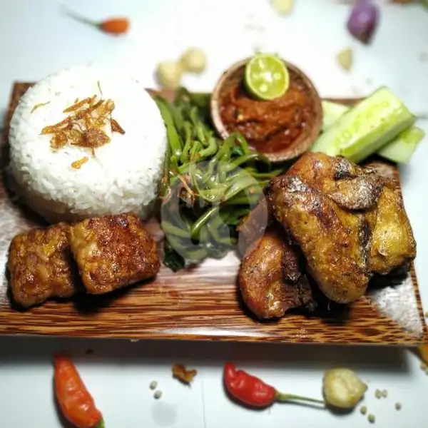 Special Ayam Goreng Bumbu Kuning Komplit | Special Ayam Bakar Sambel Mekeplug, Buana Kubu