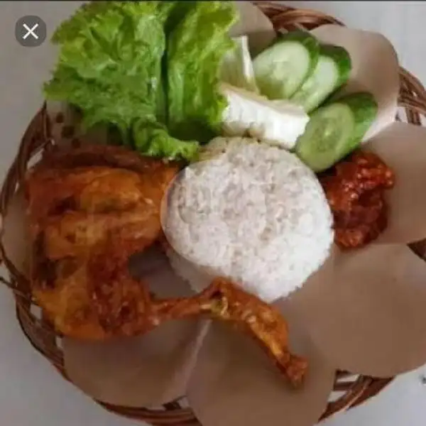 Nasi Uduk + Paha Ayam Goreng + Lalapan + Sambal | Pecel Lele Mamake, Bulus