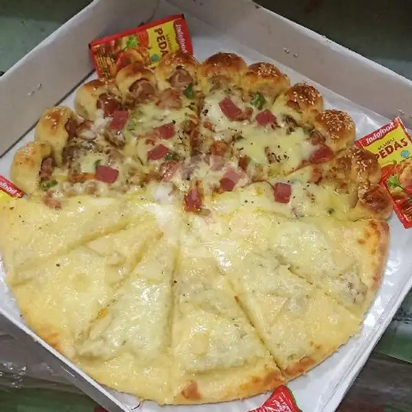 Pizza Pinggiran Sosis Mix Durian Keju Mozarella Medium 8 Potong | Pizza Indi, Temu Putih