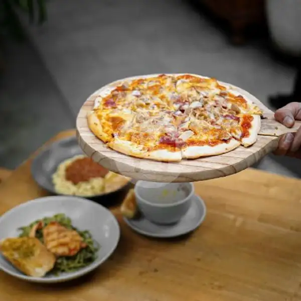 Thin Crust Pizza Meat Lover | Jardin Cafe, Cimanuk