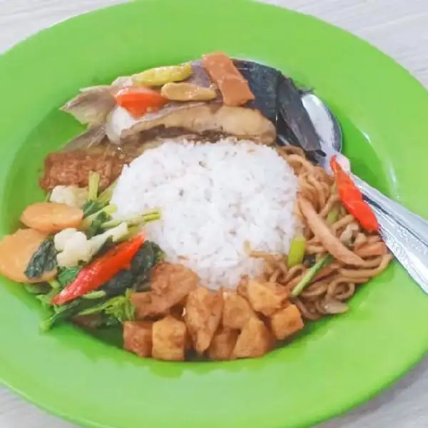 Nasi Campur + Ikan Patin | Warung Makan Tegal Sederhana