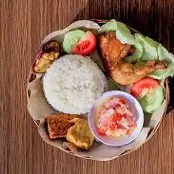 Lalapan Ayam Lengkap( Sambel Matah) | Nasi Ayam Betutu Bu Agus, Denpasar