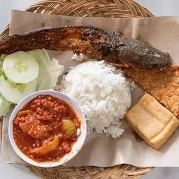 Lele Goreng + Nasi | Indo Kuliner 038 Lalapan Ayam Bakar