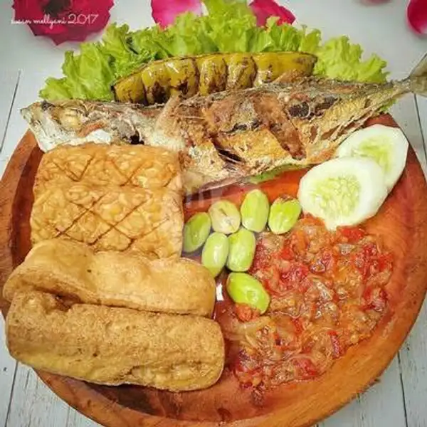 Nasi Ikan Goreng + Tahu Tempe | LALAPAN BU IIN