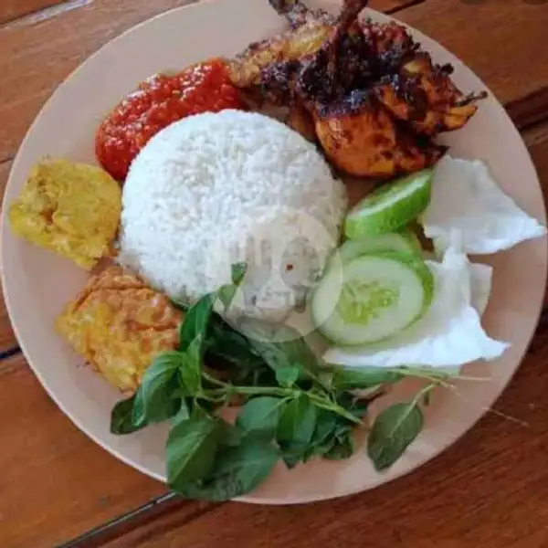 Nasi Putih Ayam Bakar Complit | Lalapan Ayam Taliwang Hj.Riyati