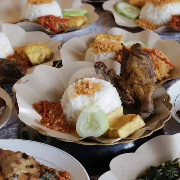 Bebek Goreng Jumbo + Nasi | Ayam Goreng Nelongso, Dukuh Kupang