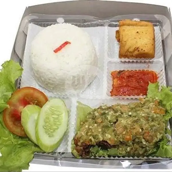 PAKET BOX Ayam Goreng Penyetan Sambel + Es Teh Cup + Alat Makan | Pawon Uti Mawar, Patrang