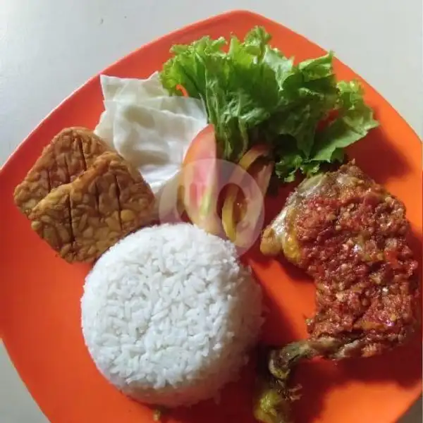 Ayam Penyet Nasi + Es Teh Manis + Lalapan | Penyet Mama Baroqah
