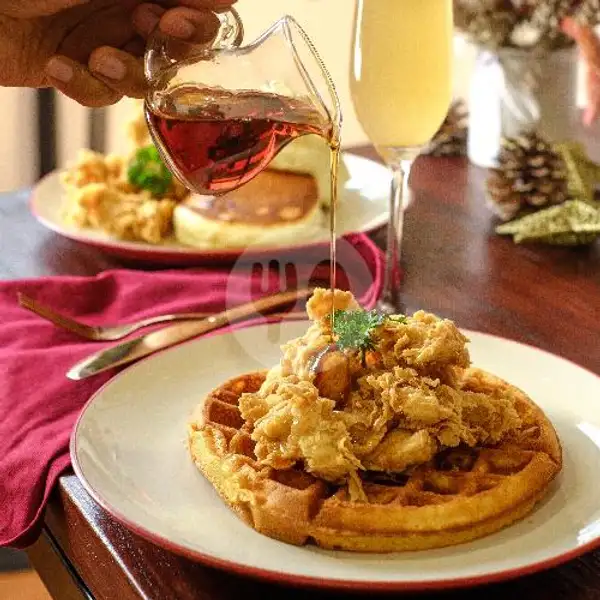 American Style Fried Chicken With Mapple Syrup Waffle | Kopi Pelipur Lara Head Quarter, Teuku Umar