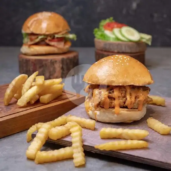Blackpepper Cheese Burger + + + Fries | Almino Coffee & Kitchen, The Central Sukajadi