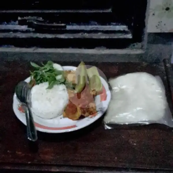 Nasi / Tanpa Nasi Ayam Geprek Ala Mbokmu + 1 Tahu 1 Tempe Goreng + Terong + Timun + Kemangi + Sambel + 1 Krupuk Udang | MbokMu, Perum The Sun Regency