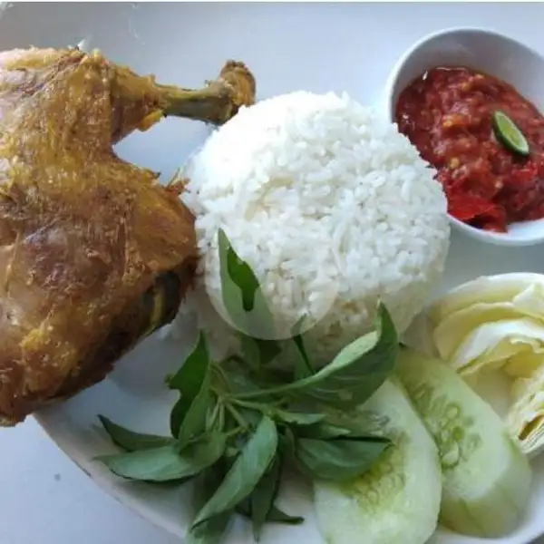 Lalapan Nasi Ayam Goreng | Lalapan Devycha, Denpasar