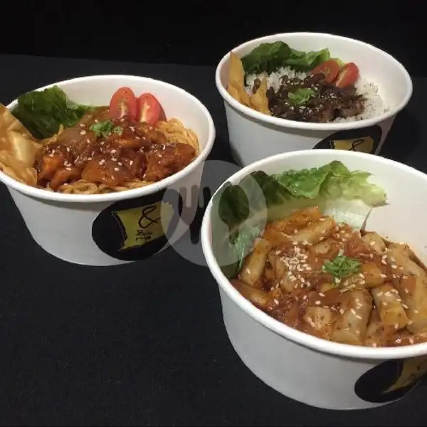 1 Yangnyeom Spicy Chicken Noodle, 1 Korean Bulgogi Beef Nori Rice dan 1 Toppokki Spicy Bit | &Bar, Bawean,  Surabaya