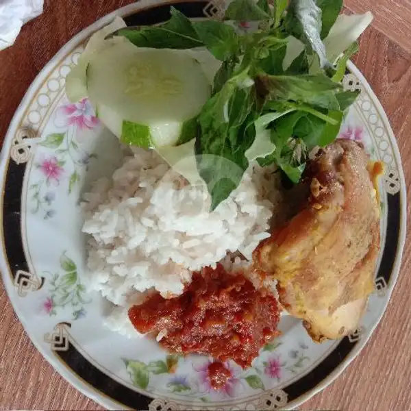 Ayam goreng+nasi+sambal+lalapan | Warung Bu Ning, Tandes
