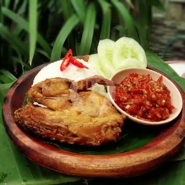 SARAPAN Ayam Goreng Gurih (pot. 8) + Nasi + Lalapan | Nasi Kepal, Depok