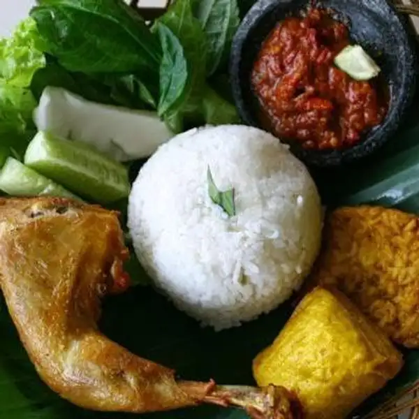 Nasi Uduk + Paha Ayam Goreng + Tahu + Tempe + Lalapan + Sambal | Pecel Lele Mamake, Bulus