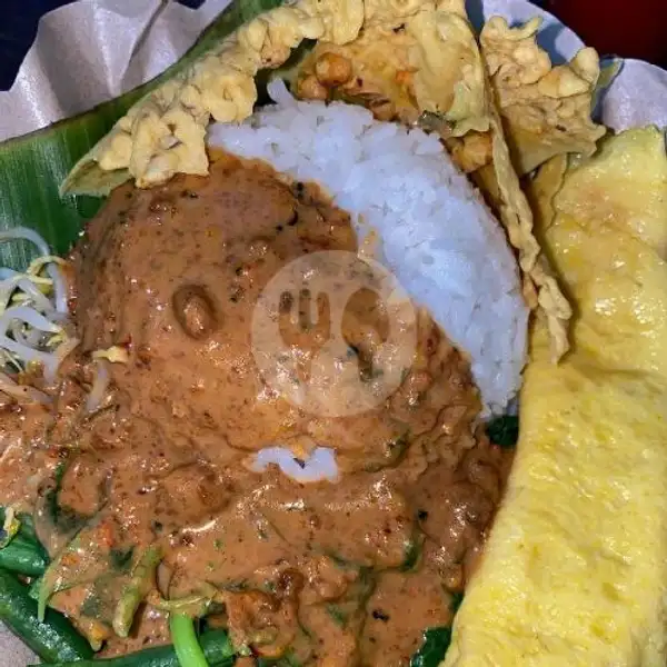 Nasi Pecel + Telur | Nasi Goreng, Lalapan, Nasi Pecel, Indomie, Sate Usus Warung Ngalong, Mulawarman