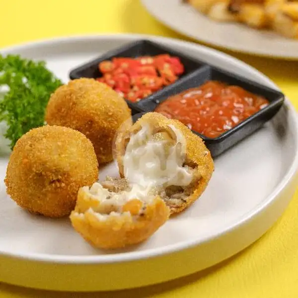 Cheesy Macaroni Chicken Ball (3 pcs) | POM, Souffle & Waffle, Pertokoan Investama