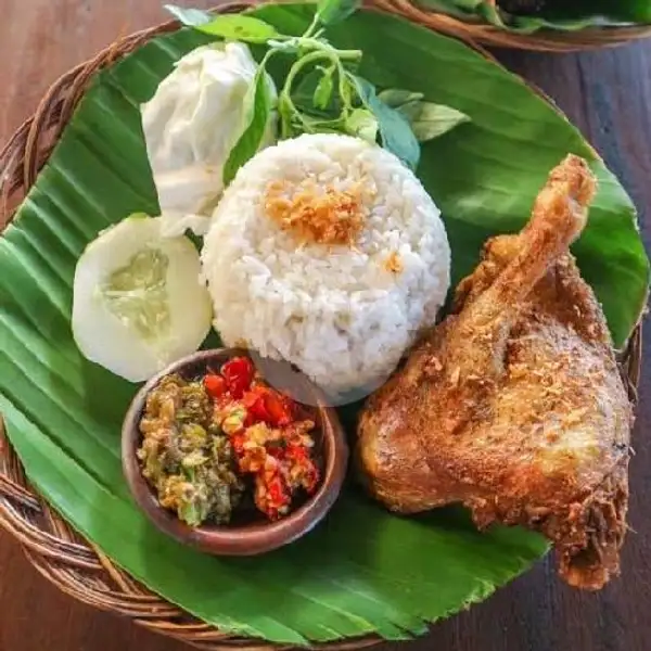 Nasi Ayam Kremes Jumbo + Sambal Bawang | Ayam Kremes, Bangetayu