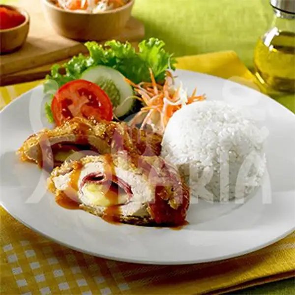 Chicken Cordon Bleu + Nasi & Salad | Solaria, Transmart Pangkal Pinang